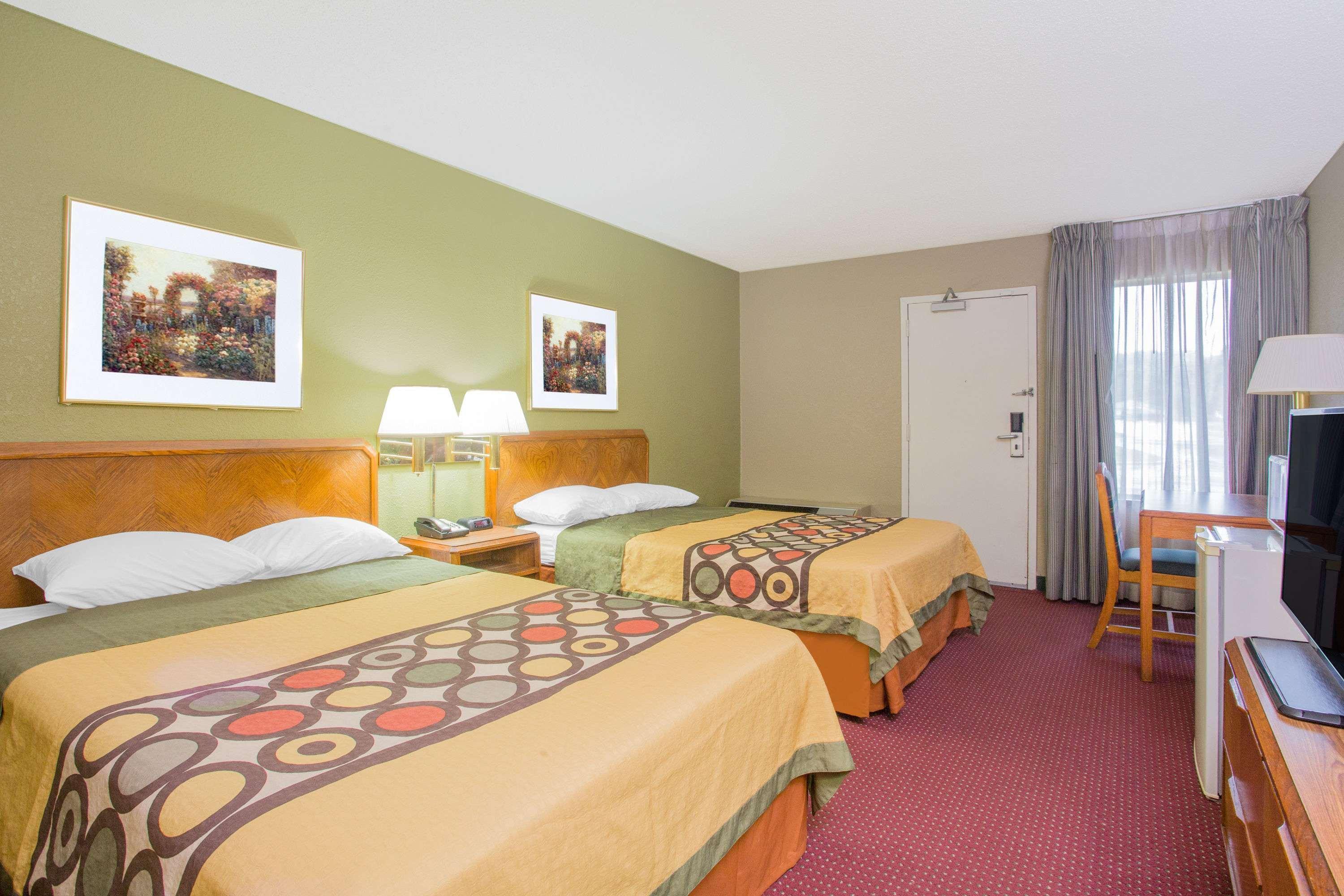 Super 8 By Wyndham Madison East Hotel Eksteriør billede