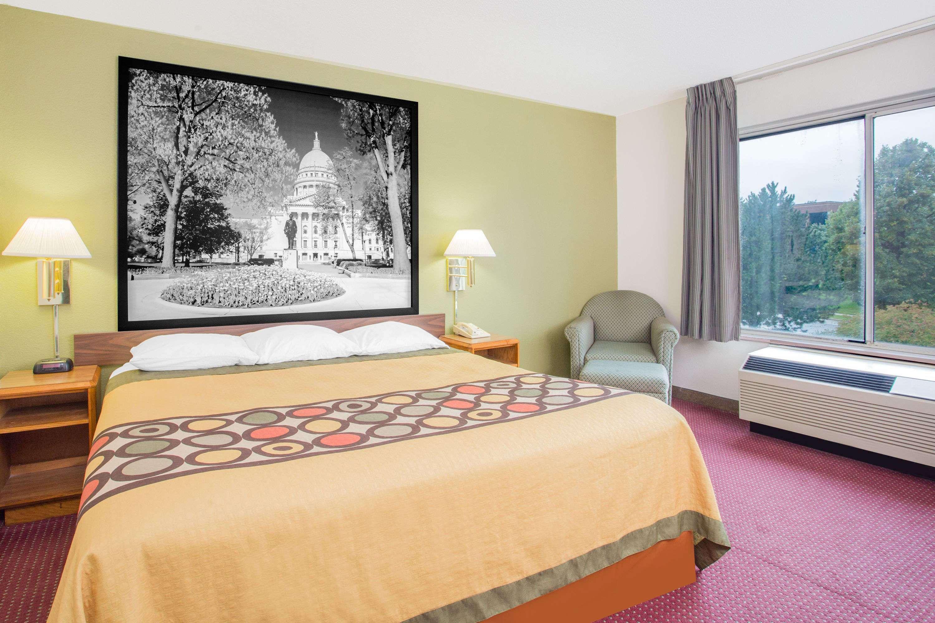 Super 8 By Wyndham Madison East Hotel Eksteriør billede