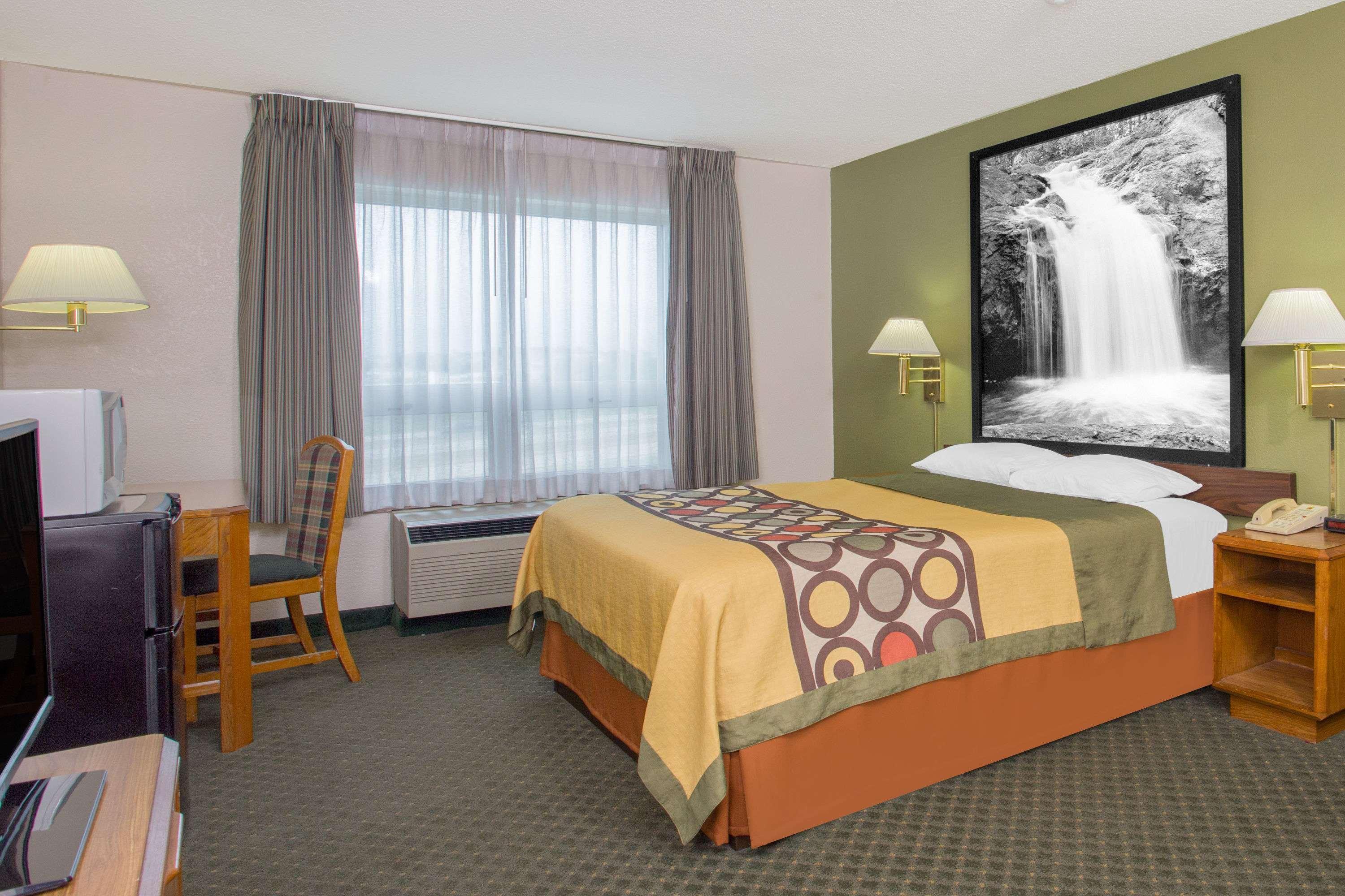 Super 8 By Wyndham Madison East Hotel Eksteriør billede