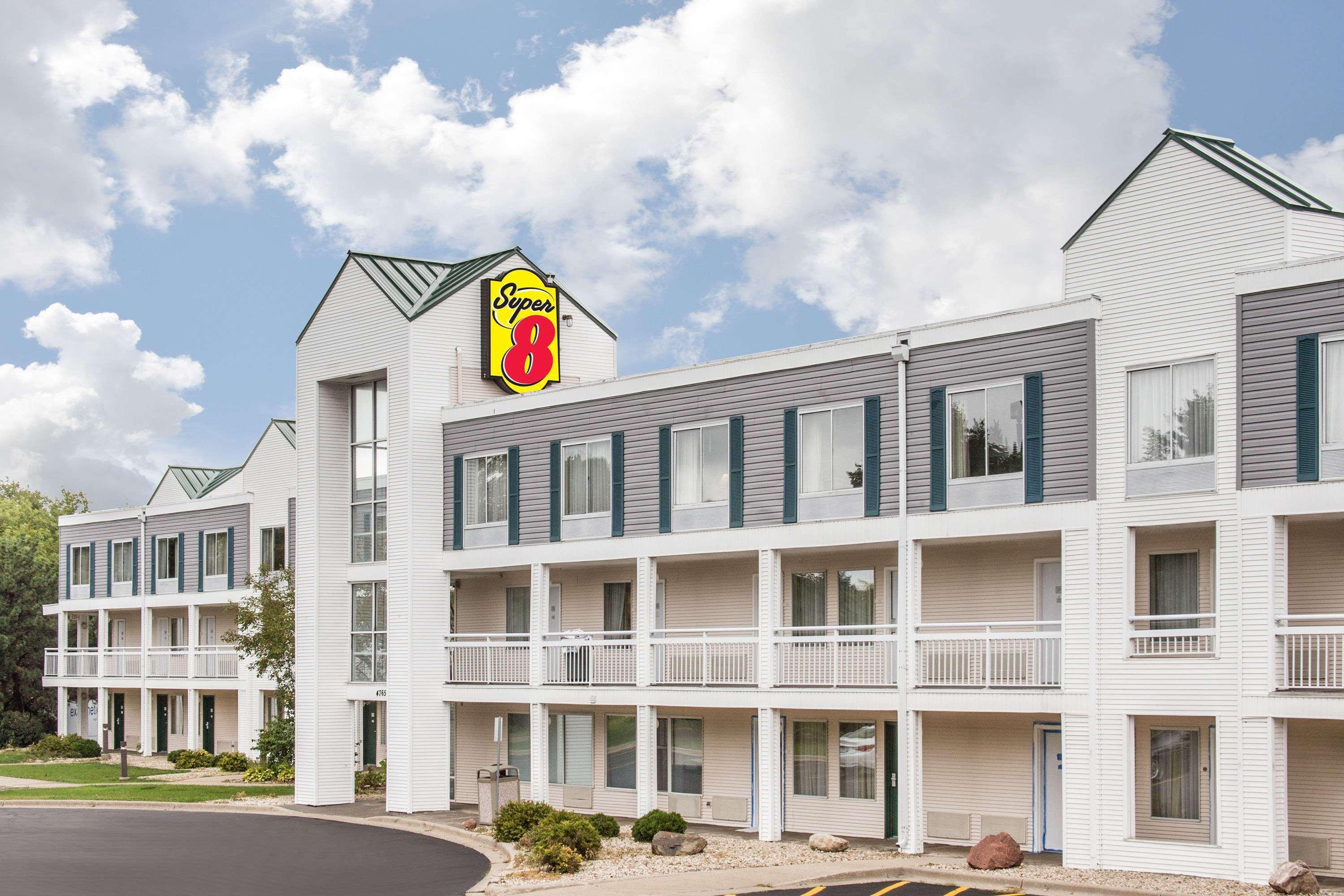 Super 8 By Wyndham Madison East Hotel Eksteriør billede