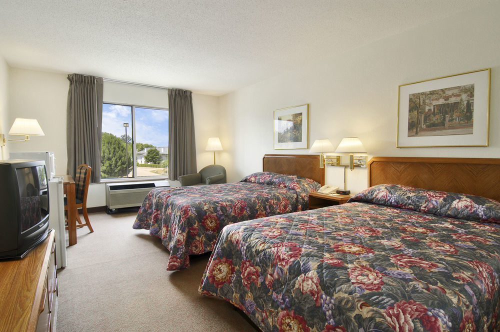 Super 8 By Wyndham Madison East Hotel Eksteriør billede