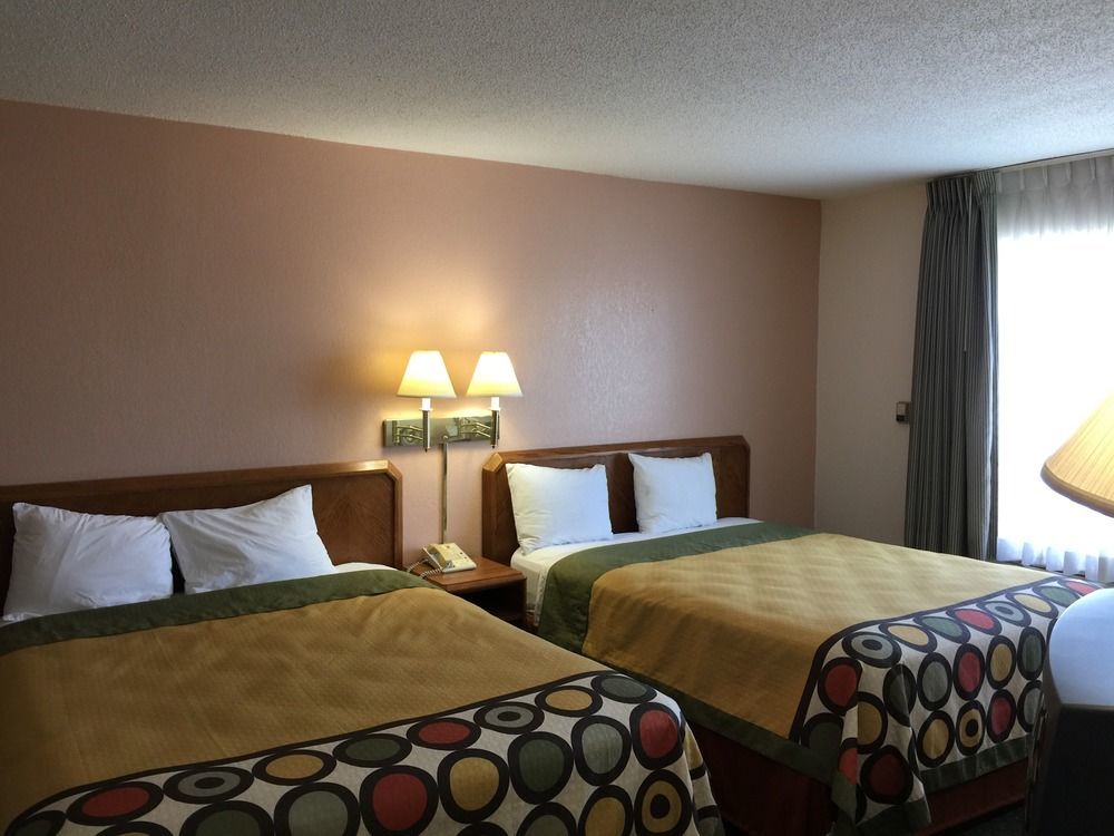 Super 8 By Wyndham Madison East Hotel Eksteriør billede