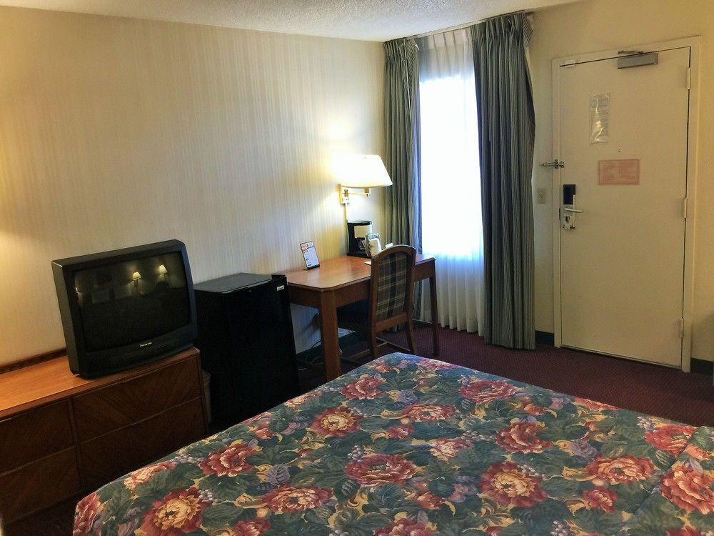Super 8 By Wyndham Madison East Hotel Eksteriør billede