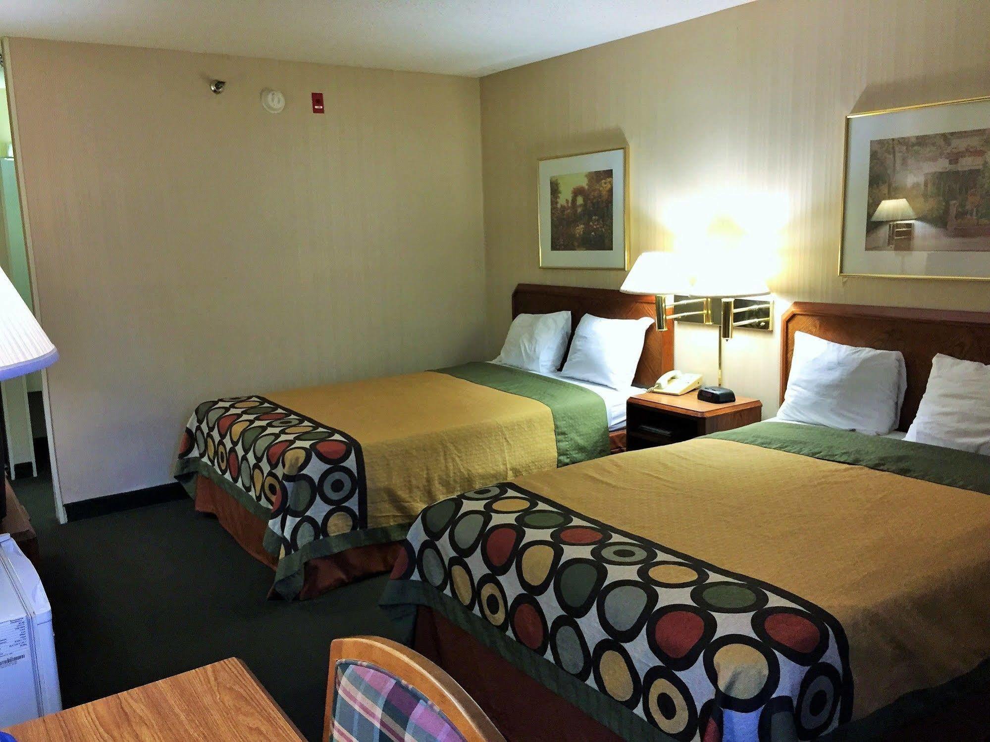 Super 8 By Wyndham Madison East Hotel Eksteriør billede
